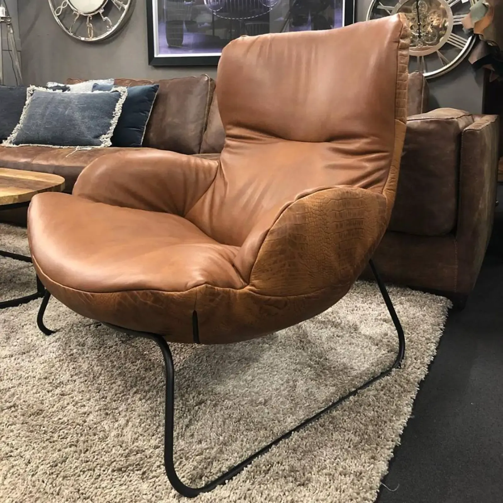Fauteuil Leya van HE Design in cognac vintage leer met croco motief aan de achterkant van de stoel