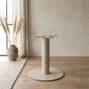 Kolompoot Sand in een lichte kamer met houten vloer, vaas met pluimen en een vloerkleed - Starfurn