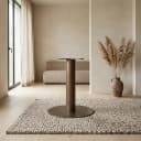 De Kolompoot | Bronze in een lichte woonkamer met een bank, vloerkleed en pampasgras - Starfurn