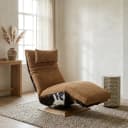 Relaxfauteuil Job in een lichte woonkamer met een houten tafel en een gevlochten vloerkleed - Chill-Line