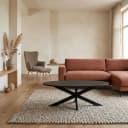 De Salontafel New York van Starfurn in een sfeervolle woonkamer met een terracotta bank en grijs vloerkleed