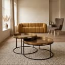 Set van 2 Puck salontafels in een sfeervolle woonkamer met een mosterdgele bank en een beige vloerkleed - Starfurn