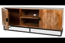 Robuuste houten TV-kast met traditionele Caribische patronen, geschikt voor woonkamer of lounge, gecombineerd met een zwart metalen frame, moderne en sfeervolle meubelstijl. - My Sons