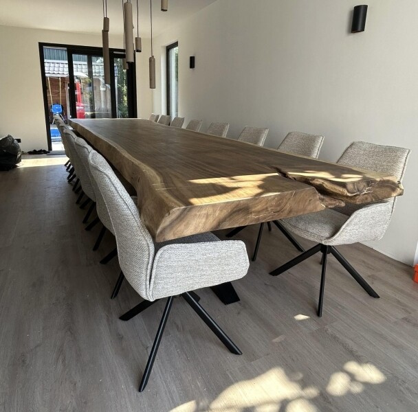 Boomstam eettafel van massief suarhout 5 meter met spinvoet