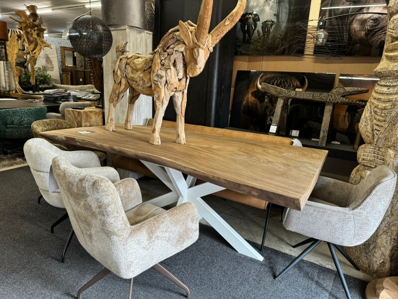 Suarhouten boomstam eettafel uniek met 8cm dik blad