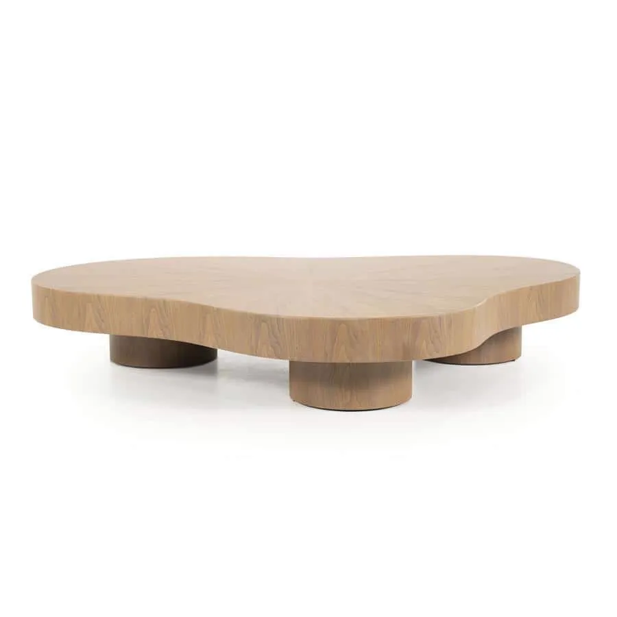 Massief houten salontafel, uniek gevormde houten salontafel van Mokana Meubelen met natuurlijke afwerking.