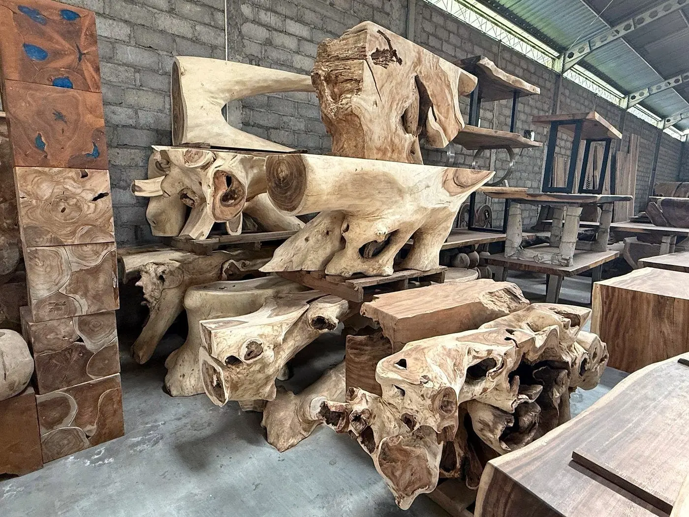 Wortelhouten meubels in de werkplaats van Brosi in Indonesie