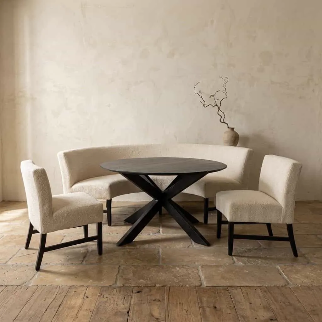 Eetkamerbank Lotus bij een houten eettafel