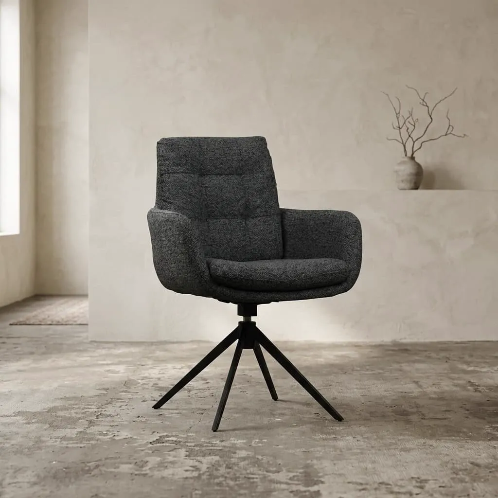 Velvet eetkamerstoel in antraciet met armleuning, wabi-sabi sfeer in Mokana showroom