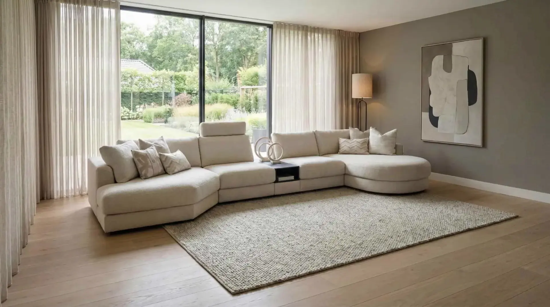 Ruime beige hoekbank Mirable met chaise longue in een lichte woonkamer met een grote raampartij op de tuin