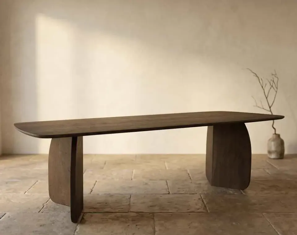Livingfurn eettafel Tyler van Deens ovaal mangohout met lattenpoot in de showroom bij Mokana