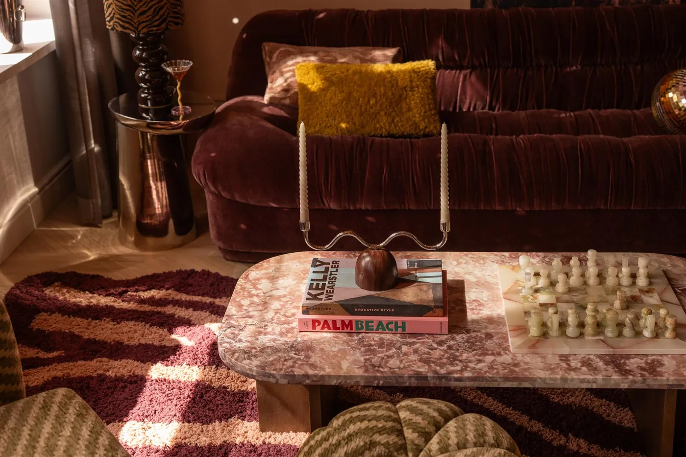 Velvet bank Montaigne en roze marmeren salontafel Haussmann uit de The Home Style Club x By-Boo collectie