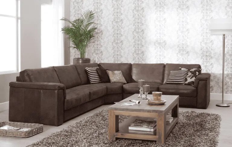 Relaxte leren hoekbank in een stijlvolle woonkamer, perfect voor gezellige ontmoetingen en comfort.