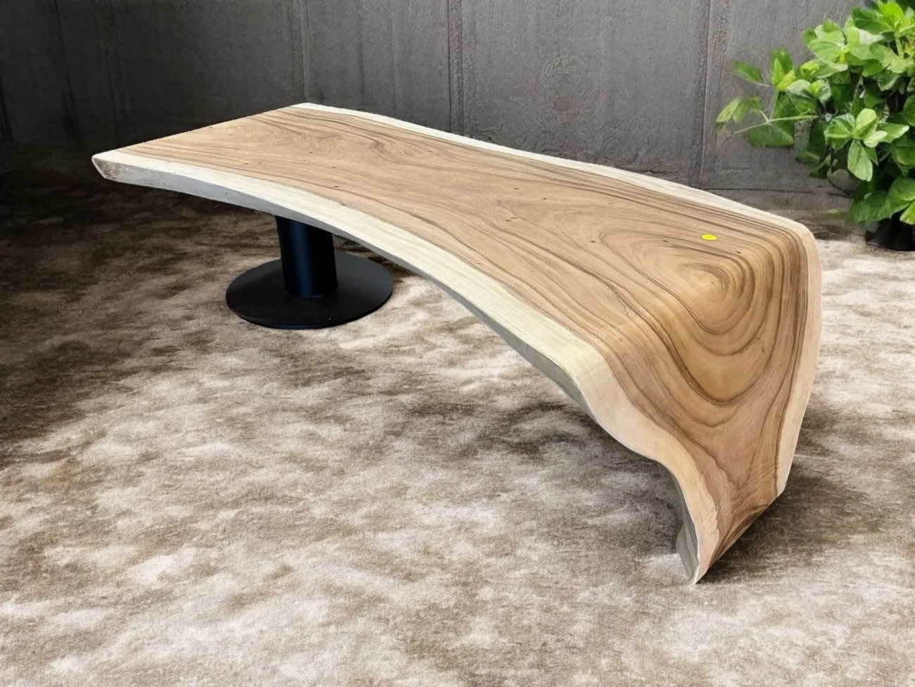 Salontafel Waterval van suarhout, gemaakt uit een stuk hout, bij Mokana Meubelen.
