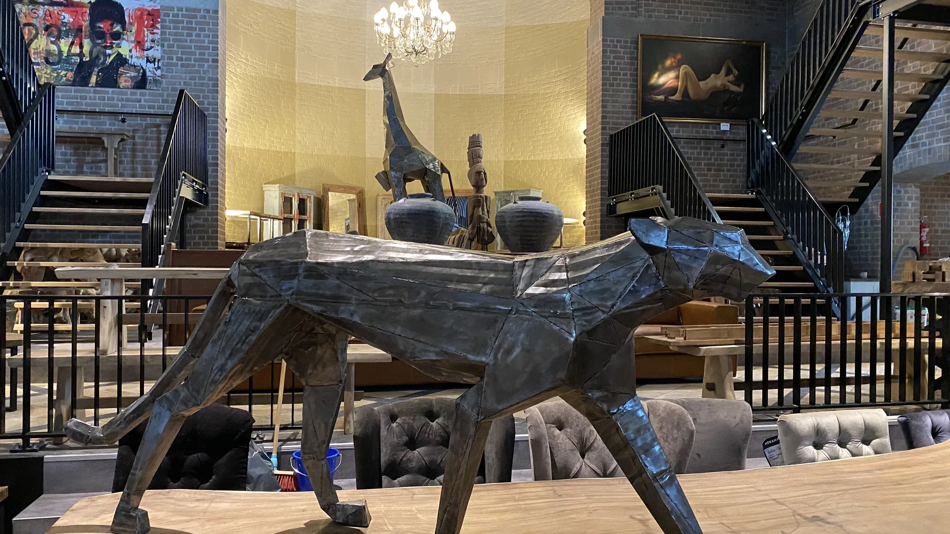 Metalen dier in de monumentale Mokana meubelkerk in Enschede