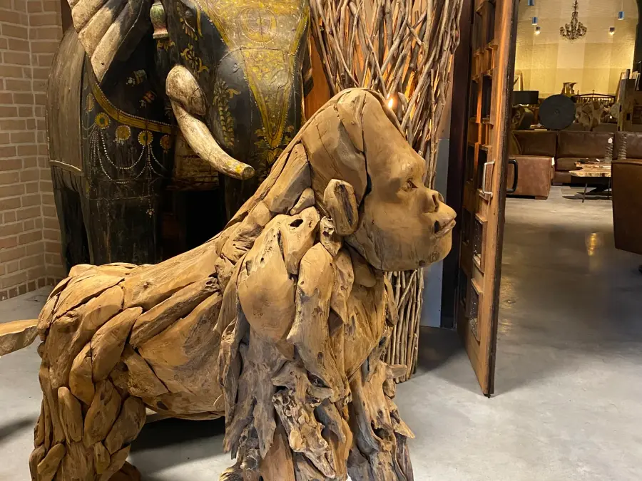 Handgemaakte houten kunstobjecten en sculpturen bij Mokana