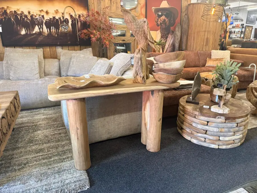 Massief houten sidetable met teakhouten schalen, stoffen hoekbank en cognac leren bank