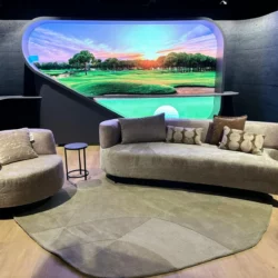 Bank Milaan van DS in de studio van Ziggo Sport